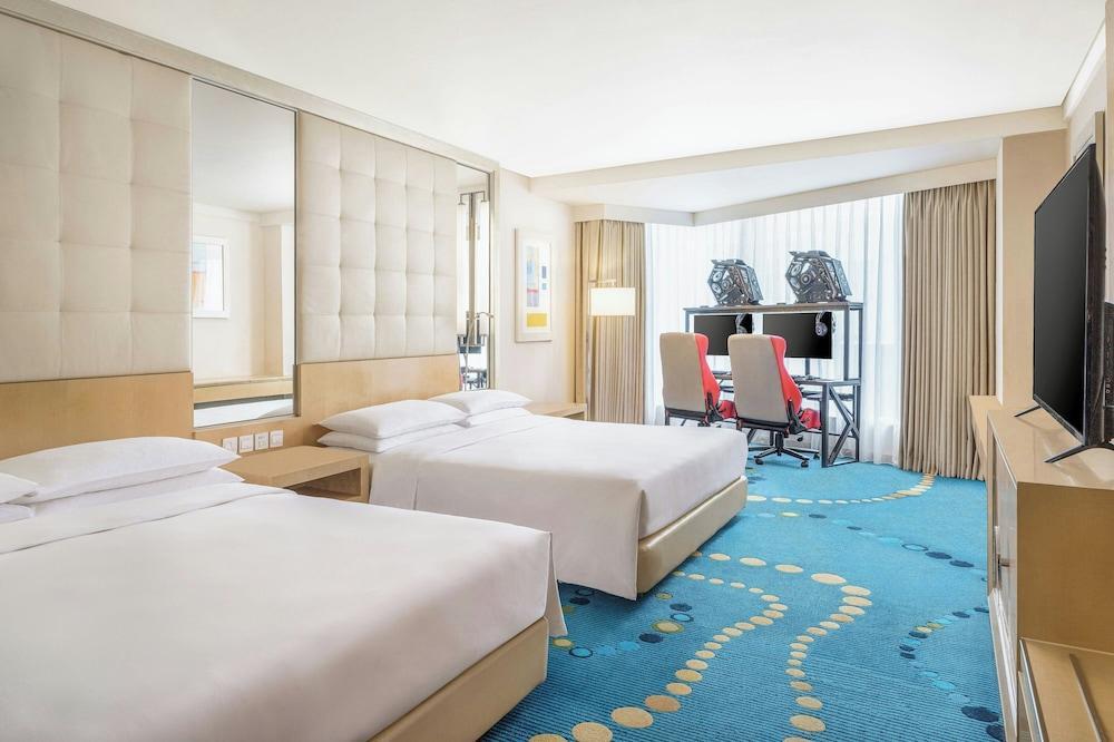 Renaissance Shanghai Yu Garden Hotel by Marriott Room Type - E-Sports Gaming Twin Room