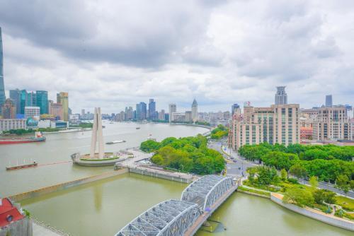 Broadway Mansions Hotel - On the Bund - Tap to explore photos