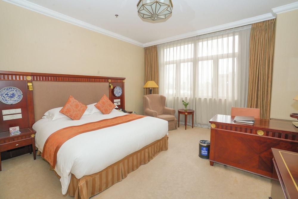 Broadway Mansions Hotel - On the Bund Room Type - Luxury Room, 1 King Bed, River View