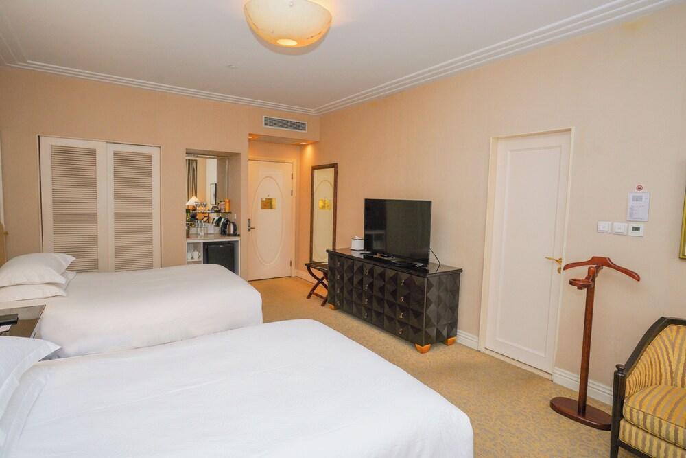 Broadway Mansions Hotel - On the Bund Room Type - Executive Room, 2 Twin Beds, City View