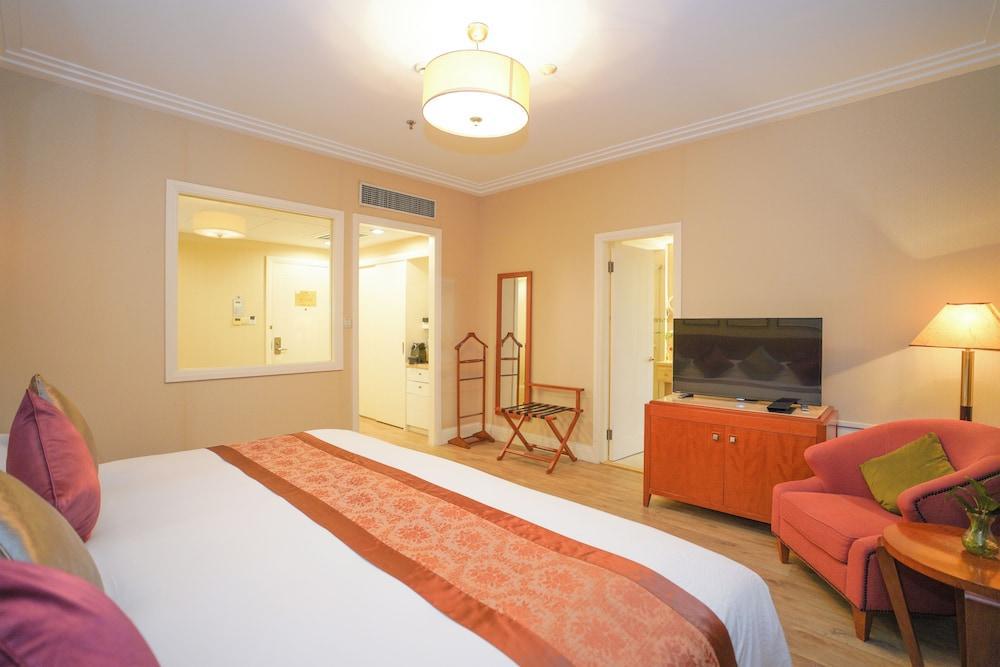 Broadway Mansions Hotel - On the Bund Room Type - Executive Room, 1 King Bed, City View