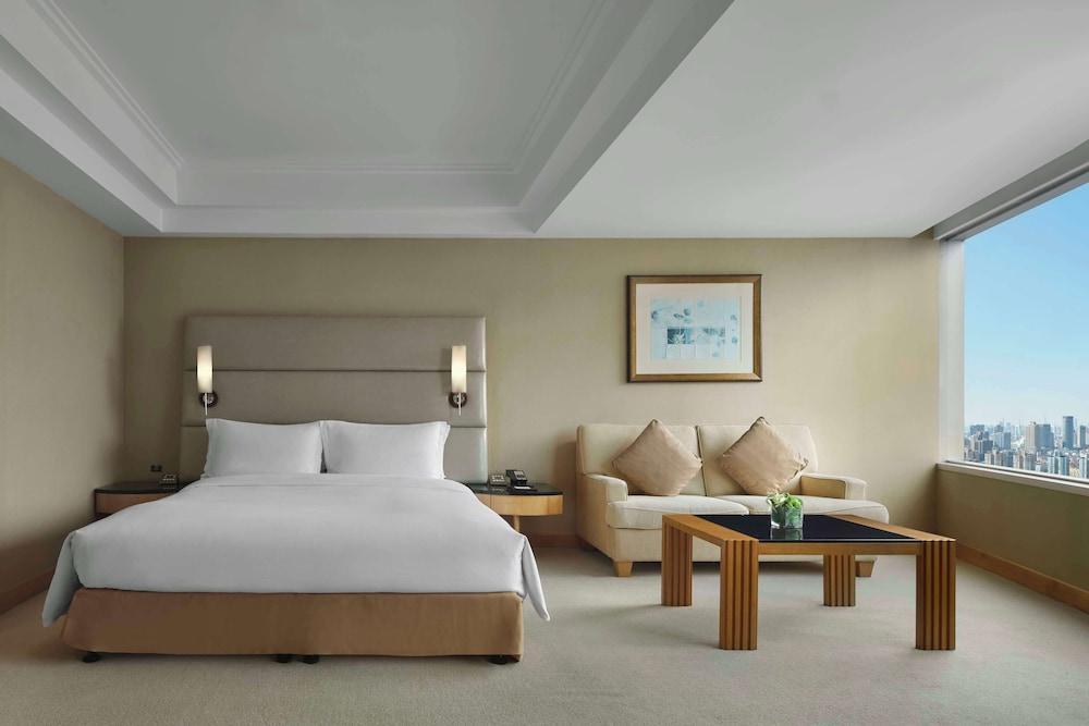 DoubleTree by Hilton Hotel Shanghai - Pudong Room Type - Deluxe Room, 1 King Bed, City View