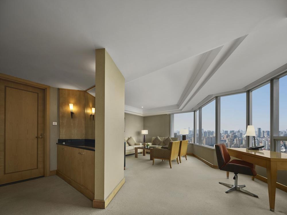 DoubleTree by Hilton Hotel Shanghai - Pudong Room Type - Deluxe Suite, 1 King Bed