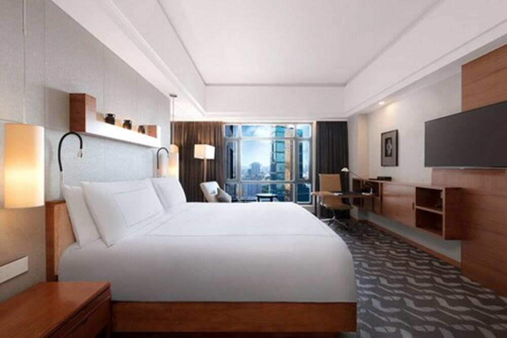 Swissotel Grand Shanghai Room Type - Room, 1 King Bed, City View (Swiss Advantage Room)