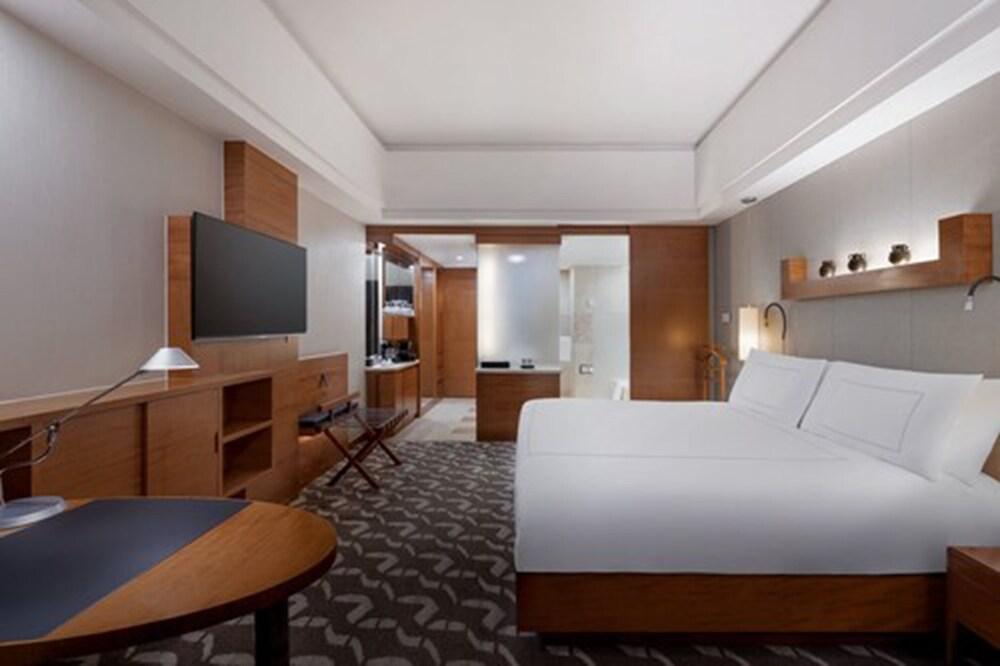 Swissotel Grand Shanghai - Tap to explore photos