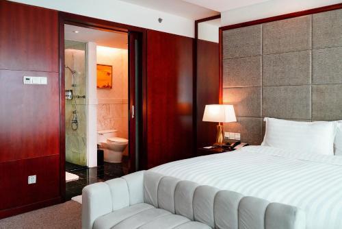 Pullman Shanghai Central-in XinTianDi & Yu Garden Area - Tap to explore photos