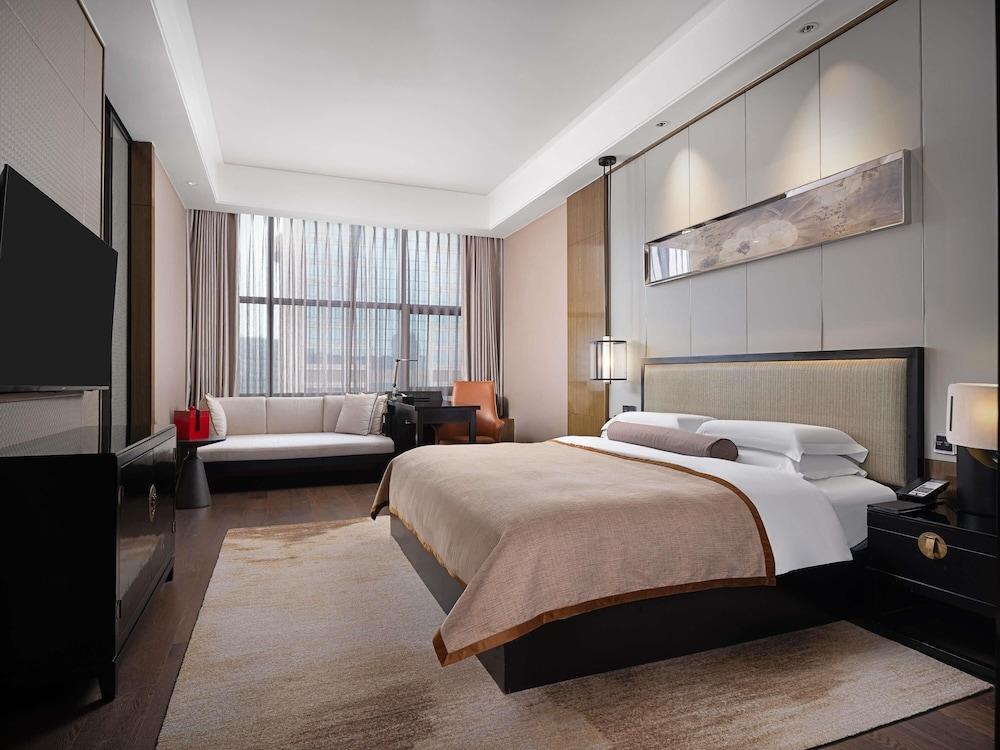 Pullman Shanghai Jing An Room Type - Suite, 1 King Bed (CEO)