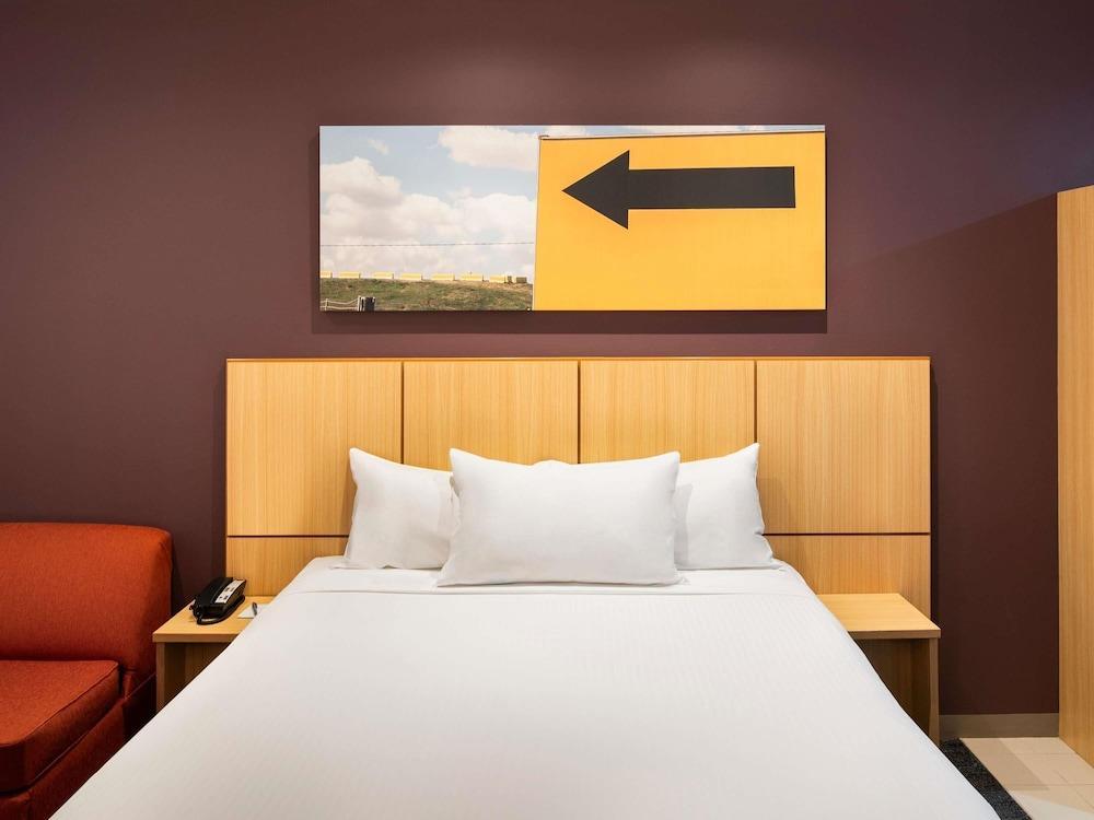 Mercure Sydney Blacktown Room Type - Standard Accessible Queen Room