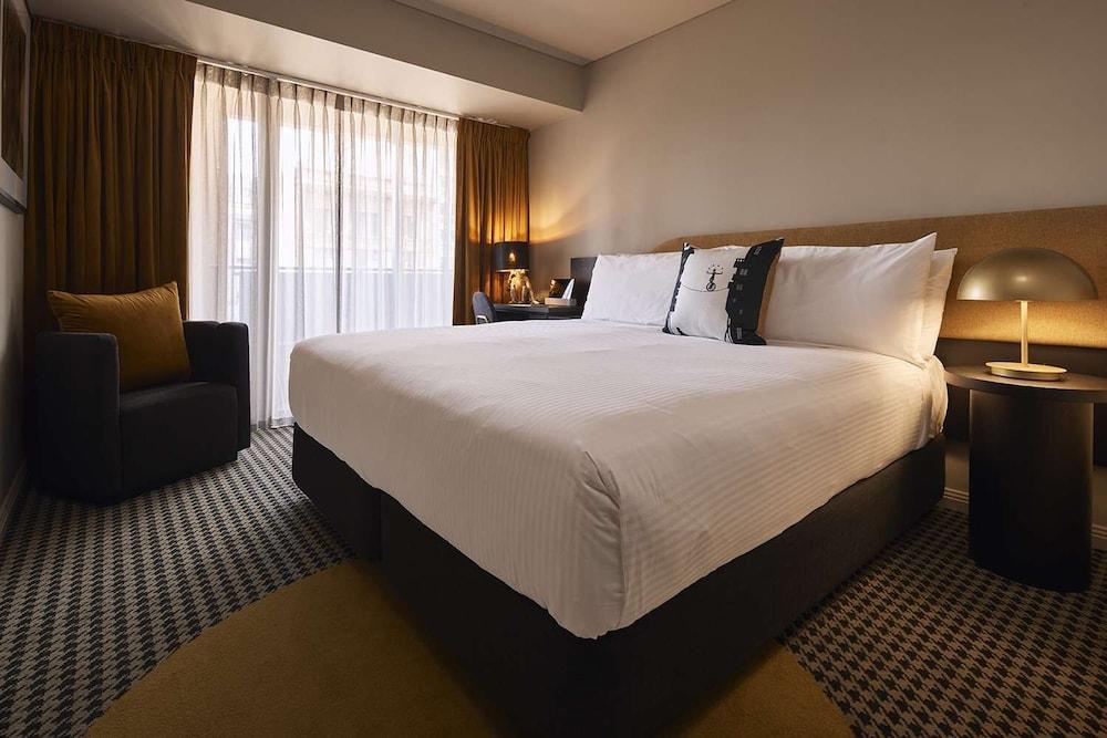 The Capitol Hotel Sydney Room Type - Deluxe Room, 1 King Bed