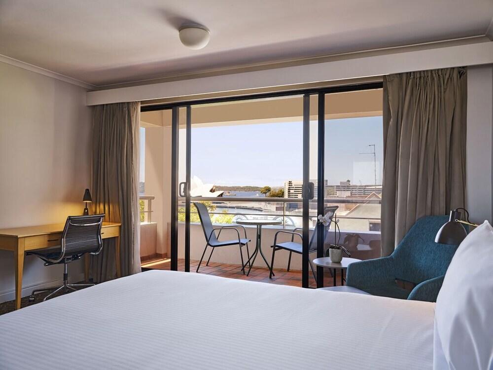 Rendezvous Hotel Sydney The Rocks Room Type - Studio Queen View with Balcony