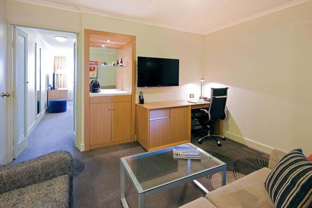 Holiday Inn Parramatta Room Type - Suite, 1 King Bed