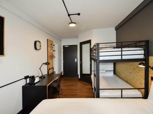 ibis budget Sydney East Room Type - Standard Room with One Queen Bunk and One Set of Bunks ibis budget Sydney East Room Type - Standard Room with One Queen Bunk and One Set of Bunks