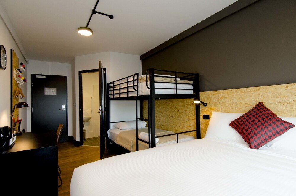 ibis budget Sydney East Room Type - Family Room, 1 Queen & 1 Bunk set ibis budget Sydney East Room Type - Family Room, 1 Queen & 1 Bunk set