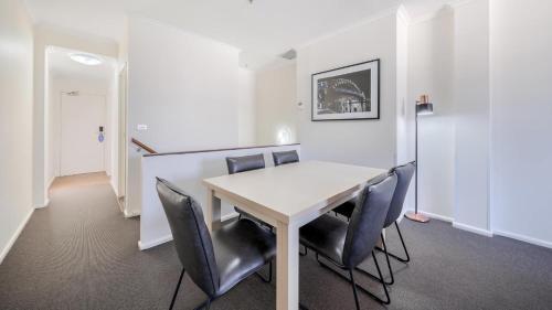 Oaks Sydney Goldsbrough Suites - Tap to explore photos