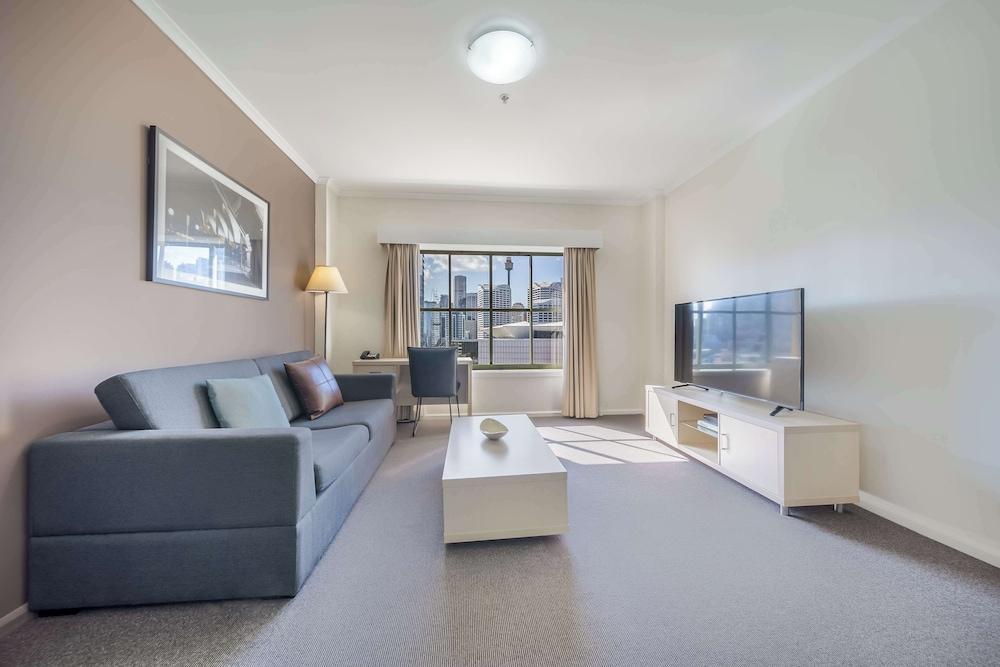 Oaks Sydney Goldsbrough Suites - Tap to explore photos