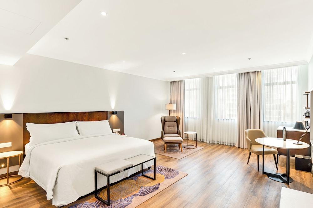 The Grace Hotel Room Type - Signature Deluxe King Room