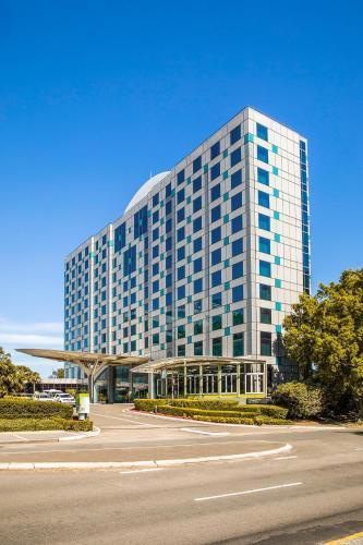 Crowne Plaza SYDNEY AIRPORT - Tap to explore photos