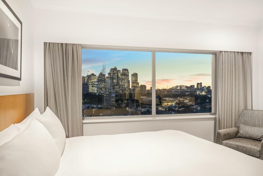 Holiday Inn Potts Point Sydney Room Type - Premium Room, 1 King Bed, Harbor View