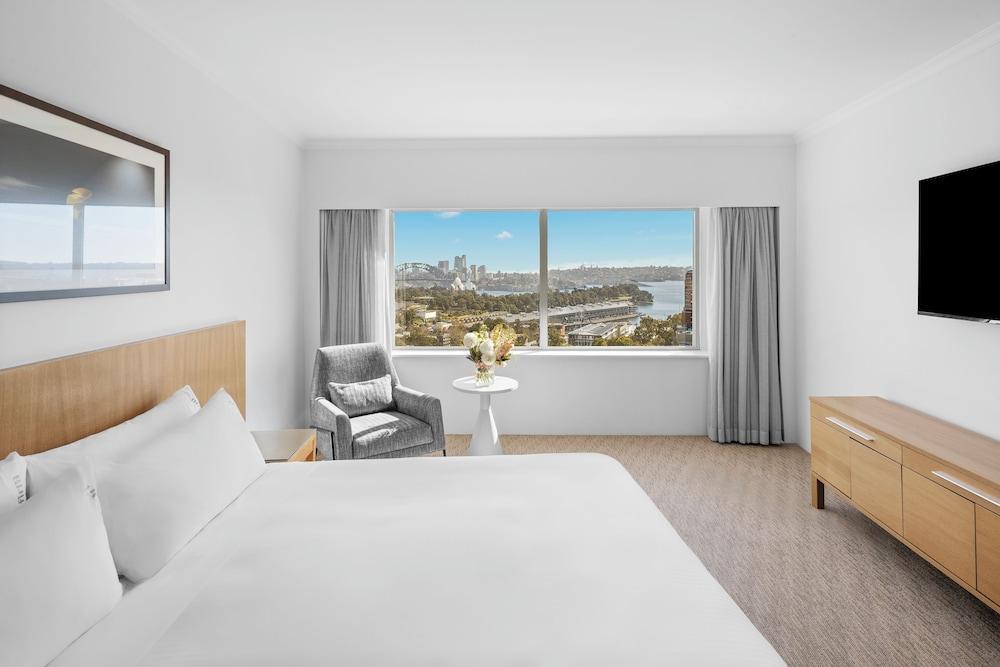 Holiday Inn Potts Point Sydney Room Type - Suite, 1 King Bed, Harbor View