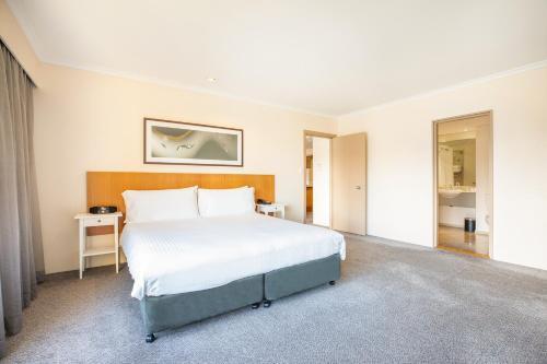 Holiday Inn Potts Point Sydney - Tap to explore photos