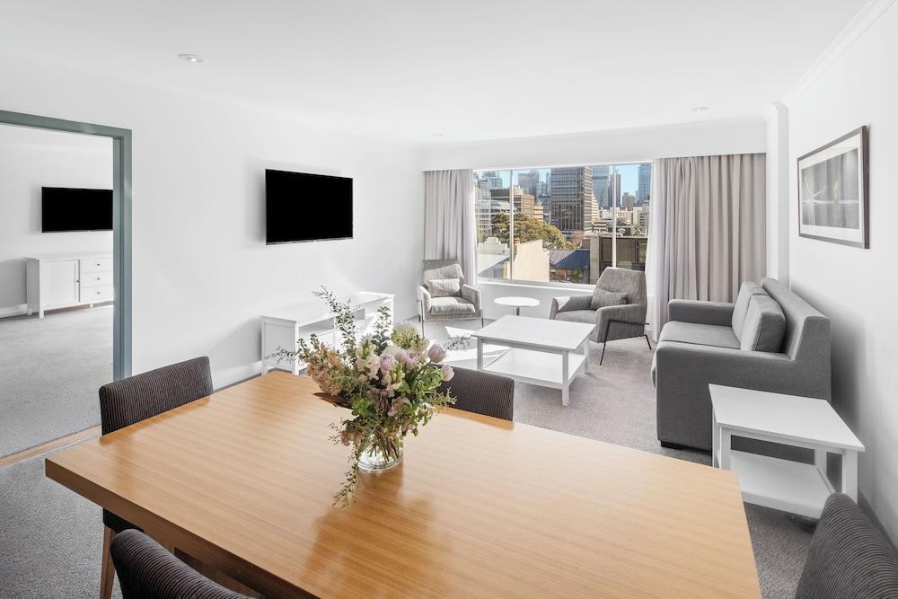 Holiday Inn Potts Point Sydney - Tap to explore photos