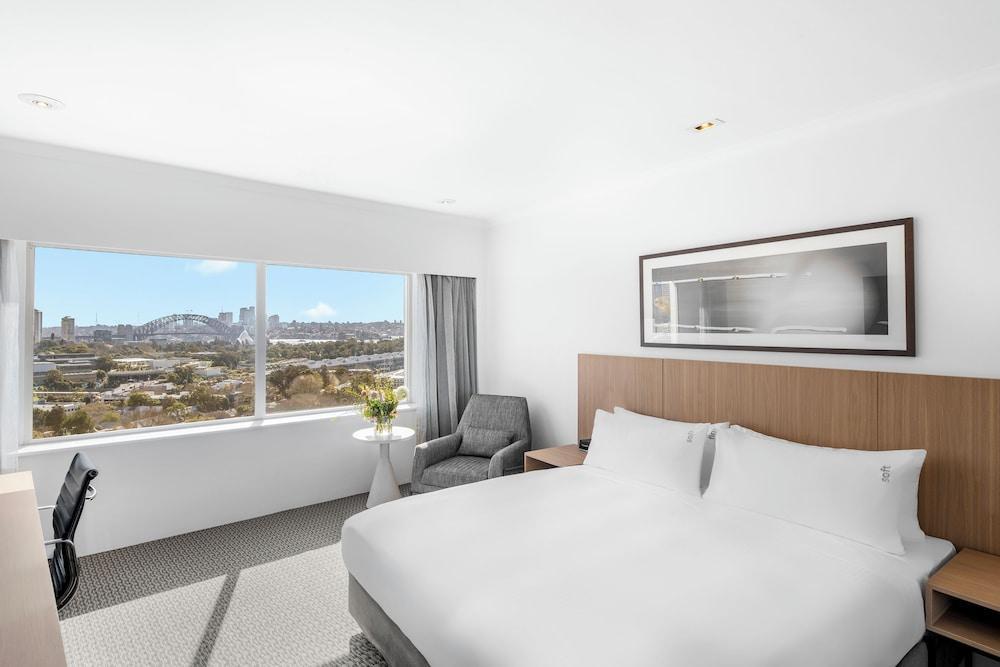 Holiday Inn Potts Point Sydney Room Type - 1 King Premium High Floor Harbour View