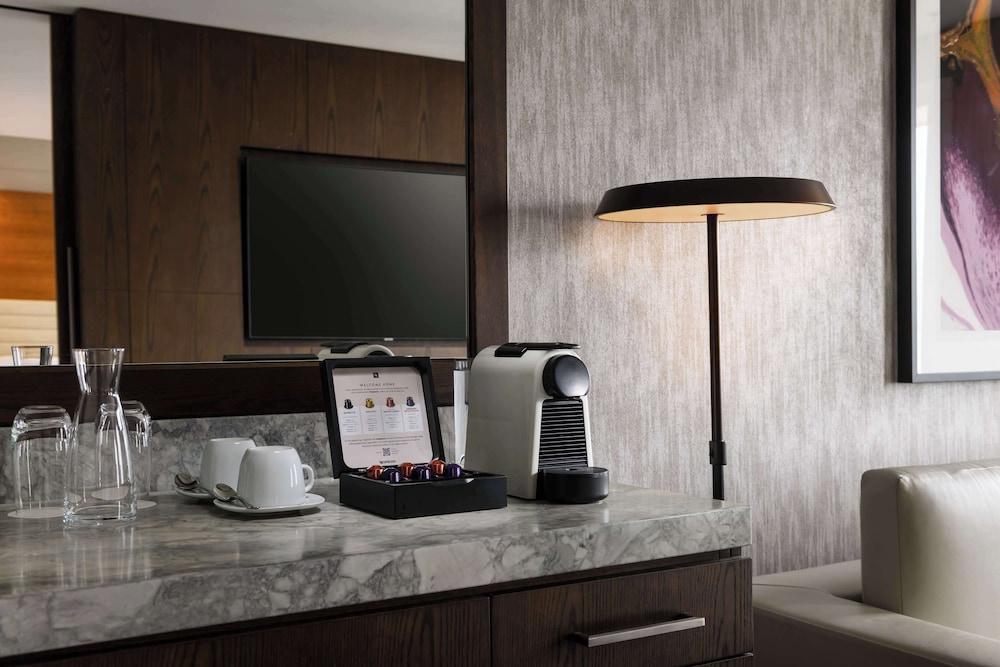 Hilton Sydney Room Type - Suite, 1 King Bed (Master Suite, Executive Lounge Access) Hilton Sydney Room Type - Suite, 1 King Bed (Master Suite, Executive Lounge Access)