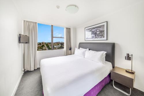 Oaks Sydney Hyde Park Suites - Tap to explore photos