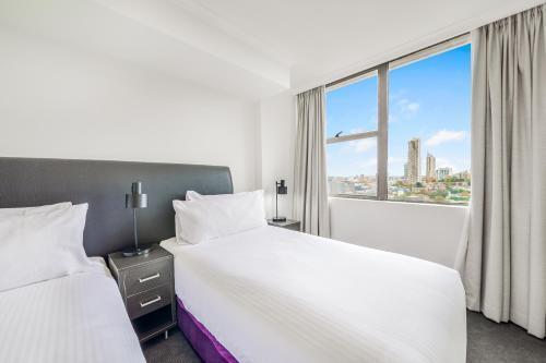 Oaks Sydney Hyde Park Suites - Tap to explore photos