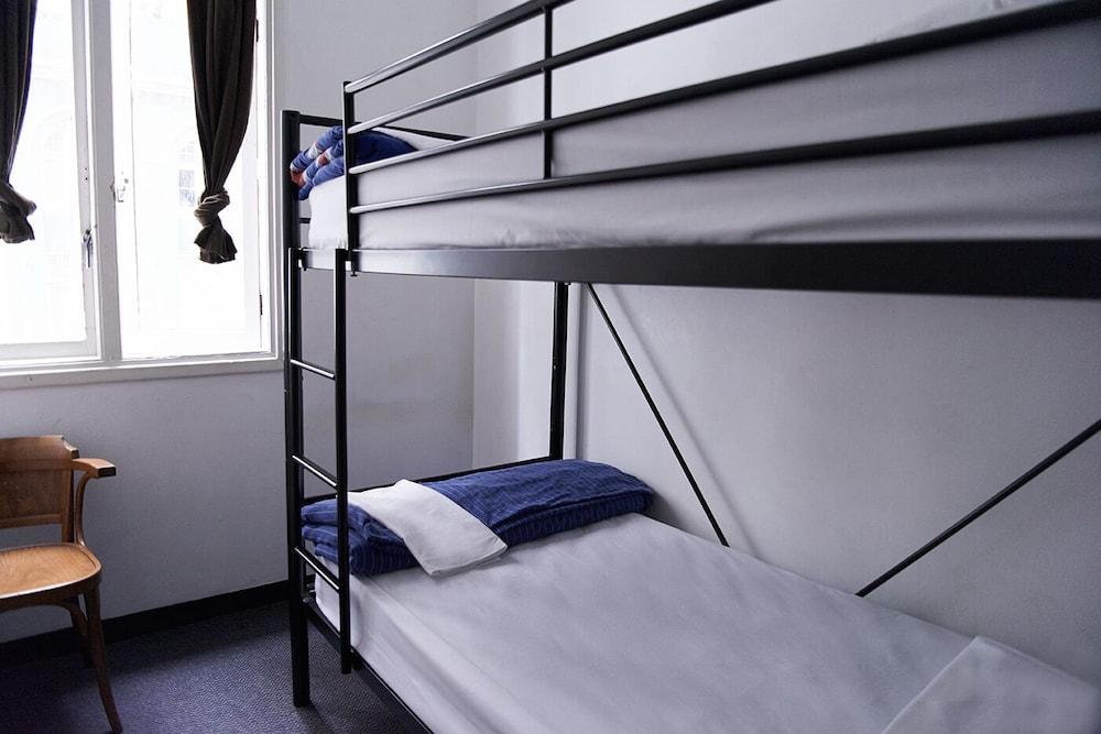 Maze Backpackers Room Type - Standard Twin Room