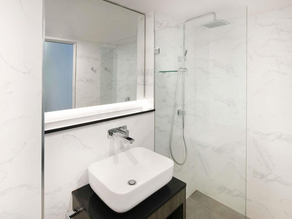 Mercure Sydney Room Type - Deluxe Room, City View