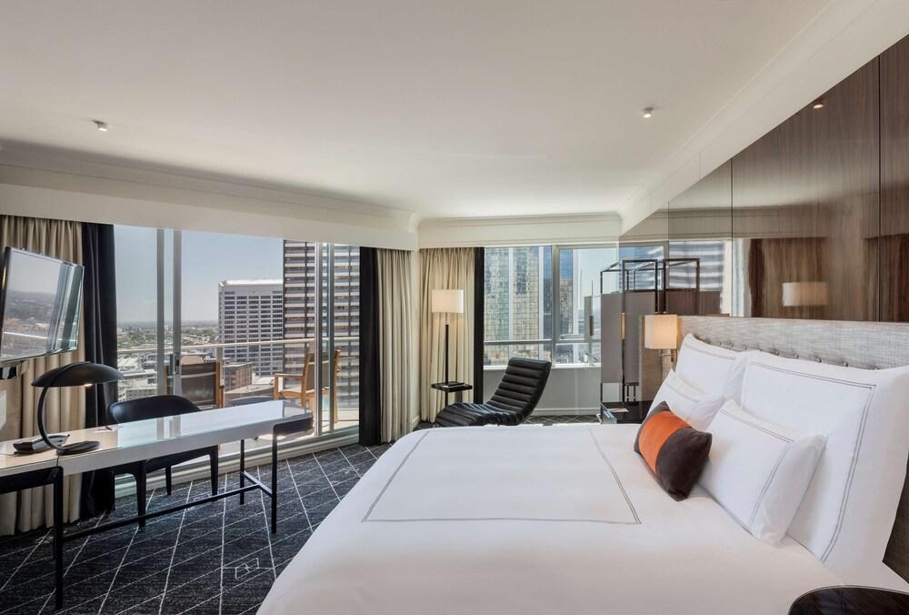 Swissotel Sydney Room Type - Corner Balcony King Room, 1 King Bed Swissotel Sydney Room Type - Corner Balcony King Room, 1 King Bed