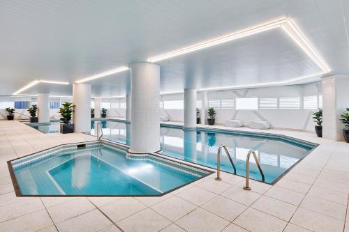 Meriton Suites Bondi Junction - Tap to explore photos