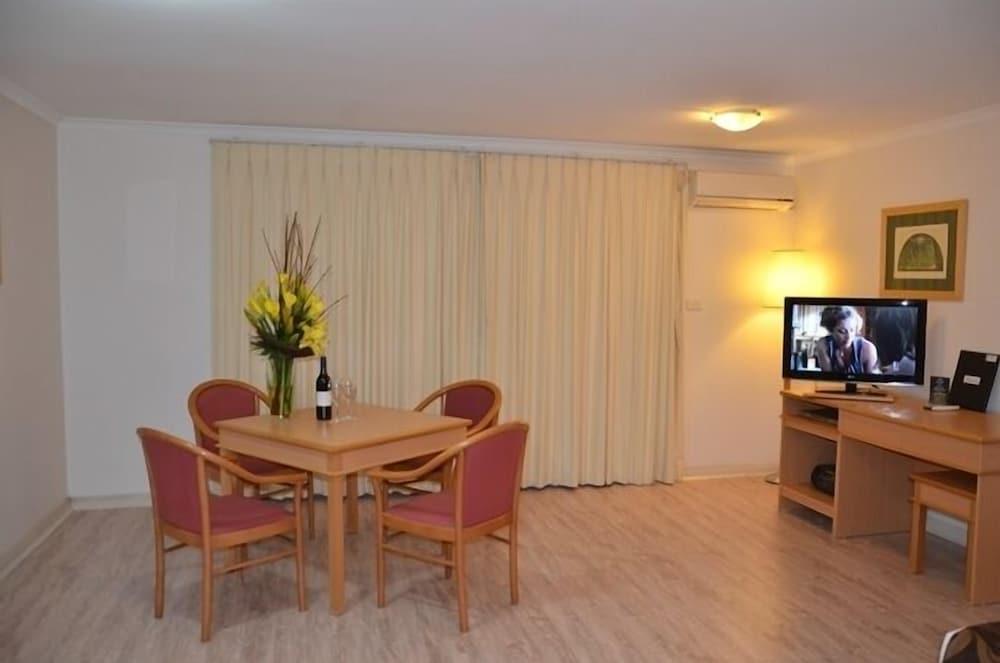 Napoleon On Kent Room Type - Deluxe One Bedroom Apartment