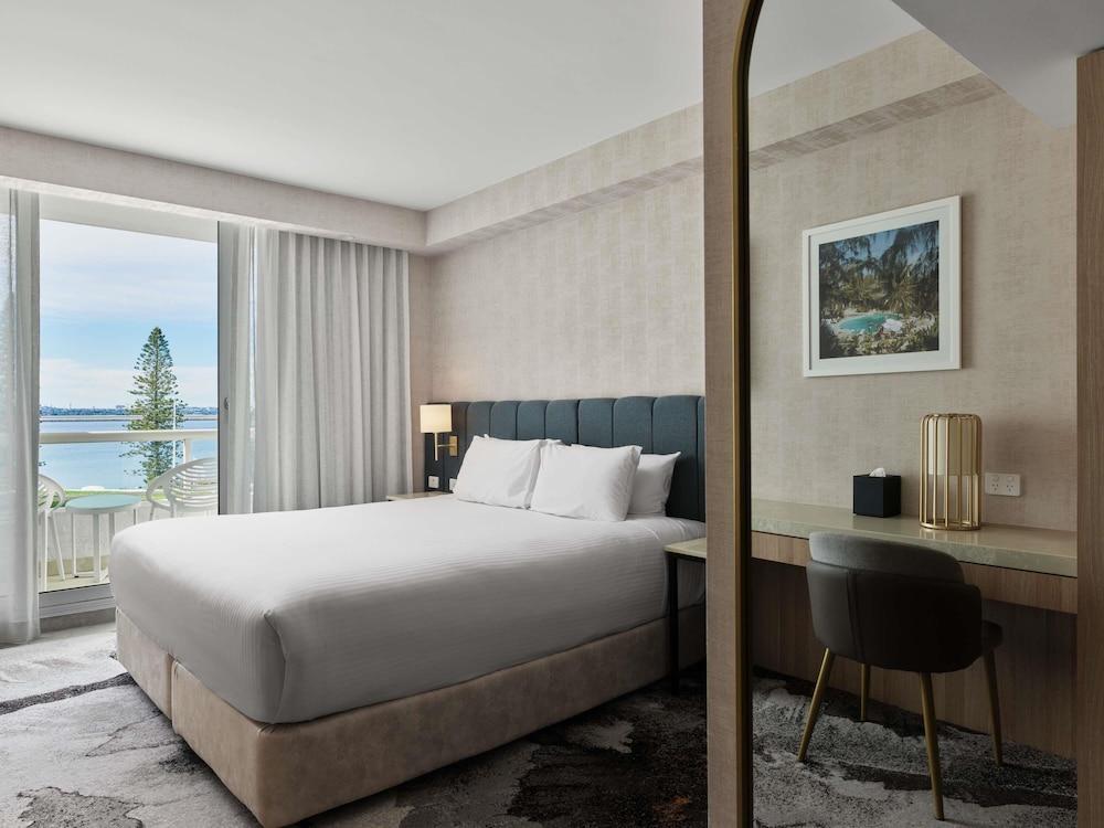 Novotel Sydney Brighton Beach Room Type - Deluxe King Room with Bay View