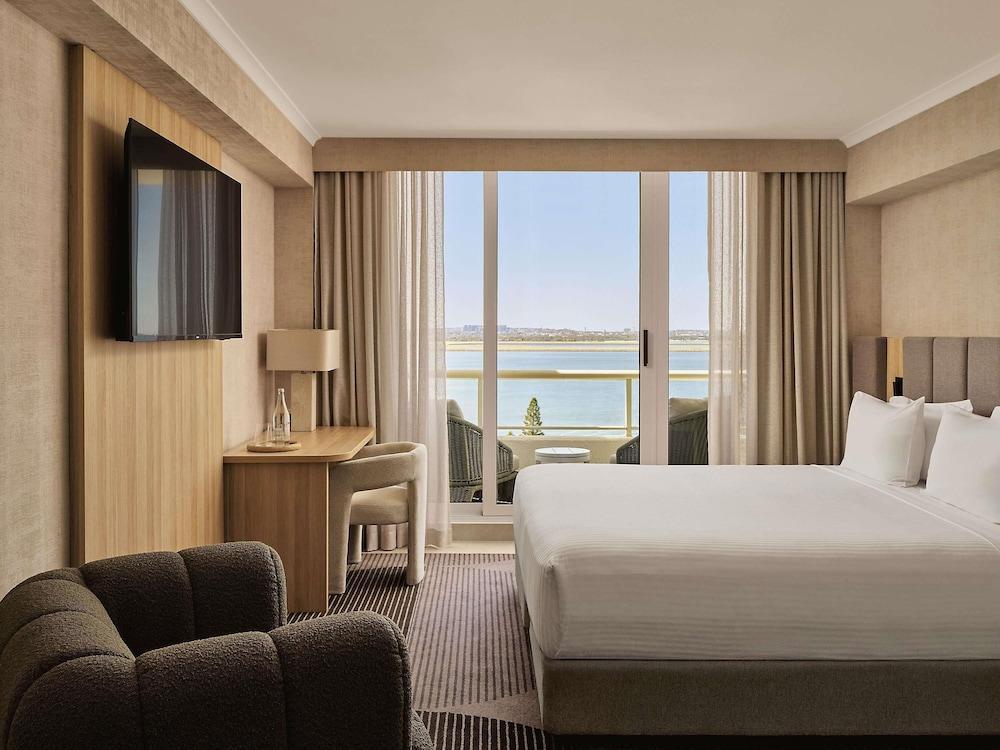 Novotel Sydney Brighton Beach Room Type - Luxury King Room with Ocean View and Bath - High Floor Novotel Sydney Brighton Beach Room Type - Luxury King Room with Ocean View and Bath - High Floor