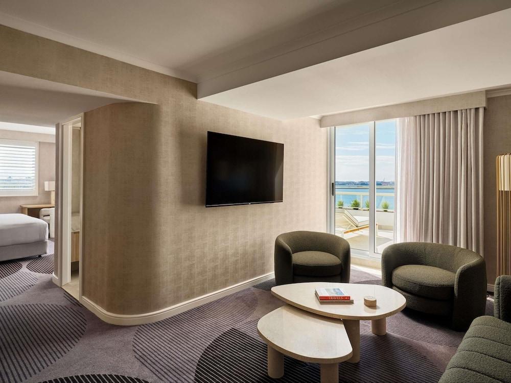 Novotel Sydney Brighton Beach - Tap to explore photos