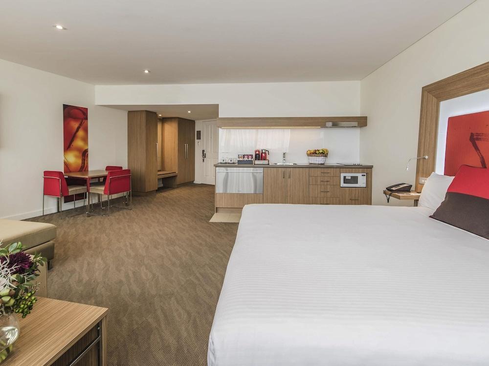Novotel Sydney West HQ Hotel Room Type - Deluxe Suite, 1 King Bed