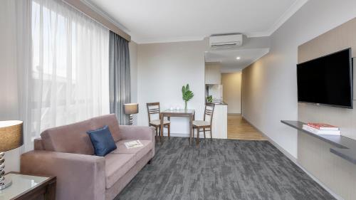 Oaks Sydney North Ryde Suites - Tap to explore photos