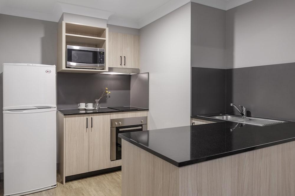 Oaks Sydney North Ryde Suites - Tap to explore photos