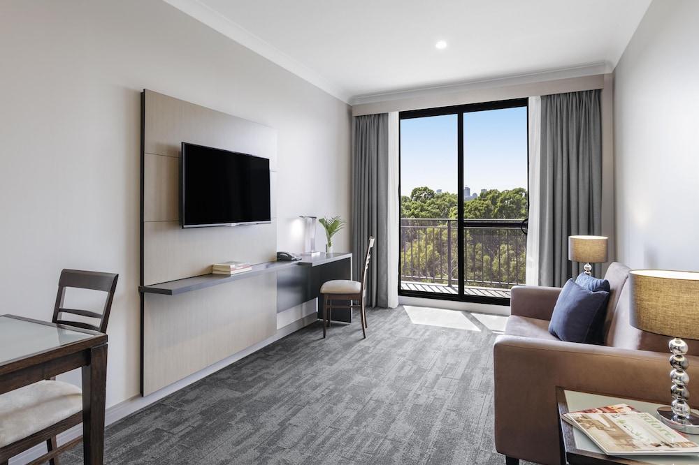 Oaks Sydney North Ryde Suites - Tap to explore photos