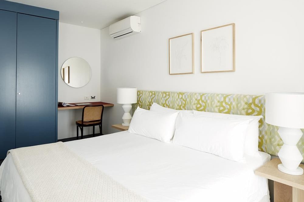 Hotel Ravesis Room Type - Side View King Suite