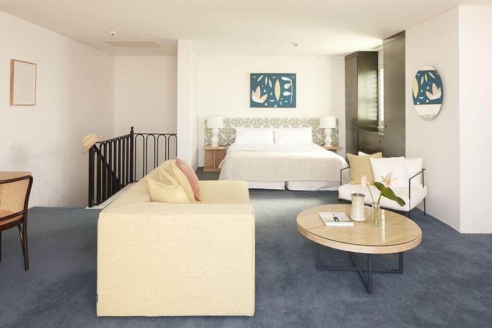 Hotel Ravesis Room Type - Side View Terrace