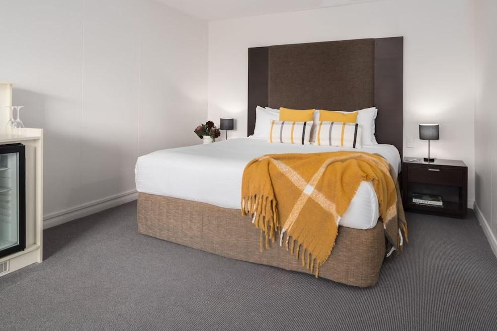Rydges Bankstown Room Type - King Spa Suite
