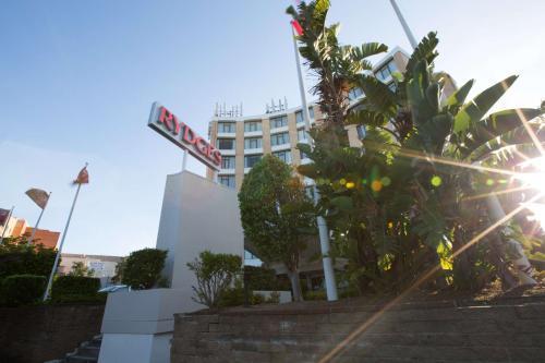 Rydges Camperdown - Tap to explore photos