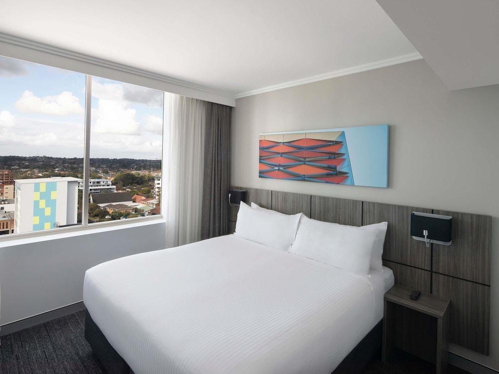 Mercure Sydney Bankstown Room Type - Superior Accessible Room with 1 Queen Bed Mercure Sydney Bankstown Room Type - Superior Accessible Room with 1 Queen Bed