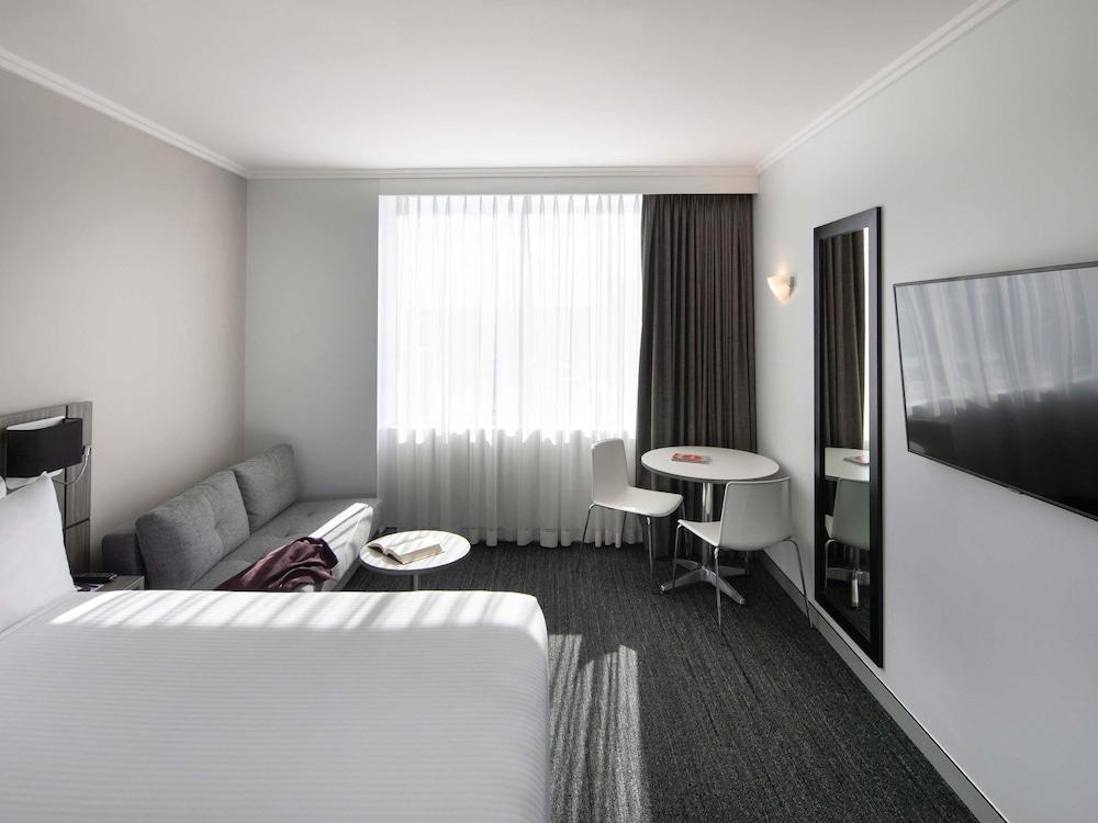 Mercure Sydney Bankstown Room Type - Superior Room, 1 King Bed