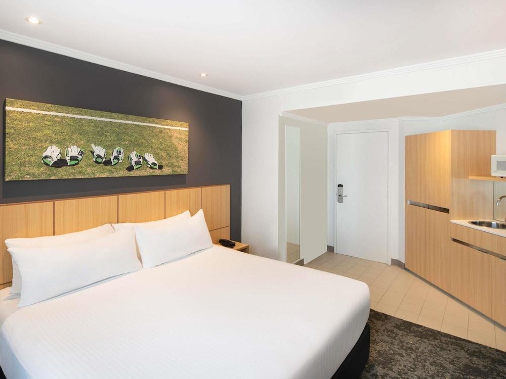 Mercure Sydney Bankstown Room Type - Standard Room, 1 Queen Bed