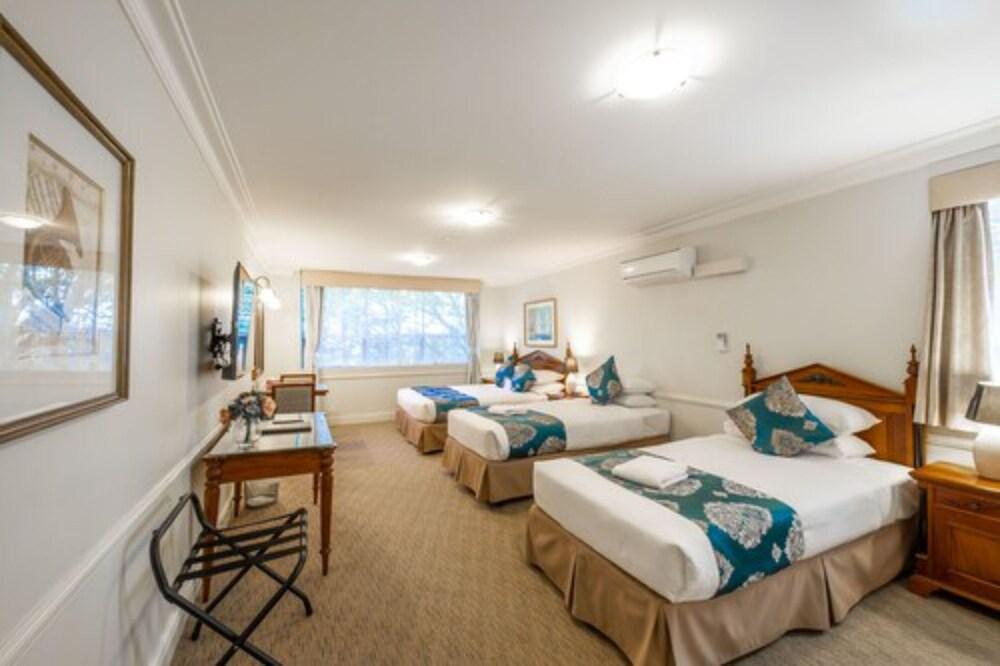 Twin Towers Inn Room Type - Deluxe Family Room