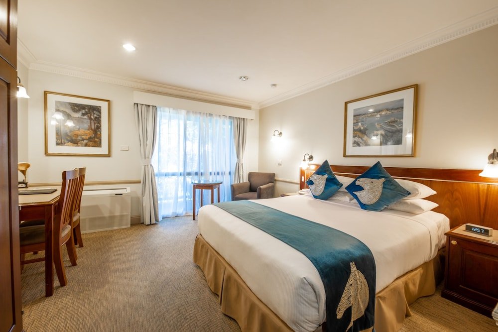 Twin Towers Inn Room Type - Deluxe Queen Room